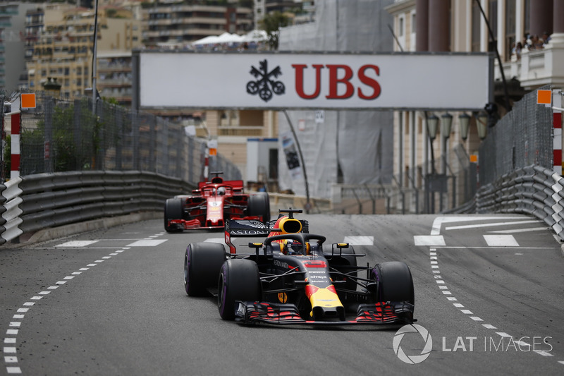 Daniel Ricciardo, Red Bull Racing RB14 devant Sebastian Vettel, Ferrari SF71H