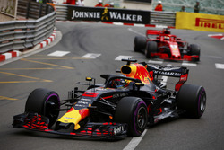 Daniel Ricciardo, Red Bull Racing RB14, leads Sebastian Vettel, Ferrari SF71H