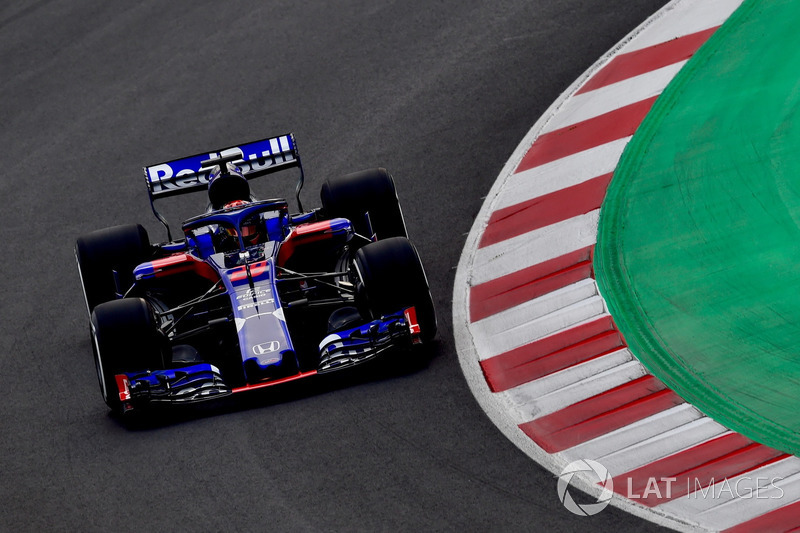 Год спустя ливрея осталась, но «младшая» команда Red Bull перешла на моторы Honda, от которых в прошлом сезоне отказалась McLaren