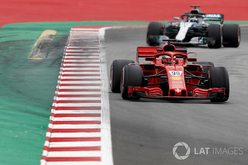 Antonio Giovinazzi, Ferrari SF71H ve Valtteri Bottas, Mercedes AMG F1 W09