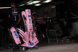 El detalle de la carrocería de Sergio Pérez, Sahara Force India VJM10 en el garaje