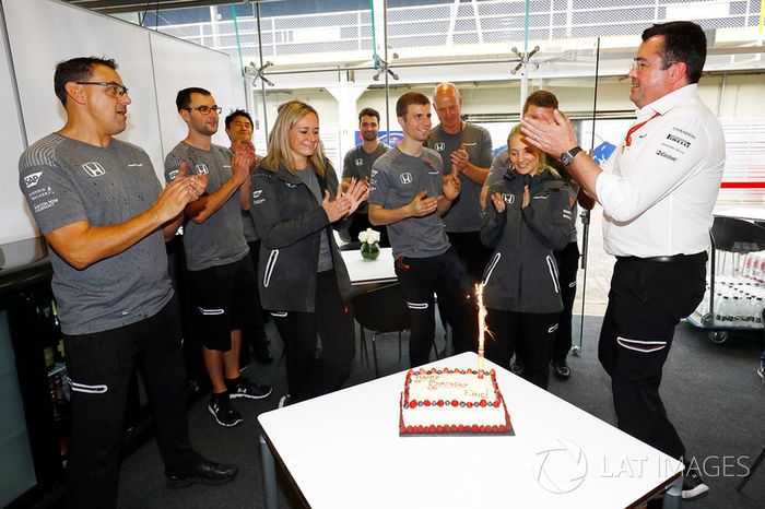 Eric Boullier, Racing Director, McLaren, con un pastel de cumpleaños del equipo