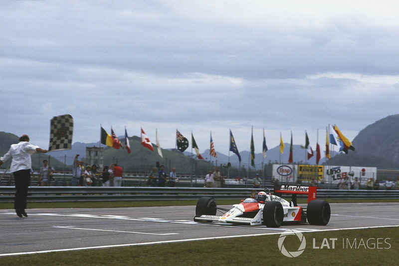 Alain Prost, McLaren MP4/4, sous le drapeau à damier