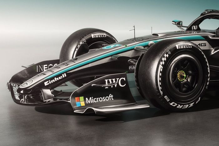 Mercedes W17 con los colores del equipo