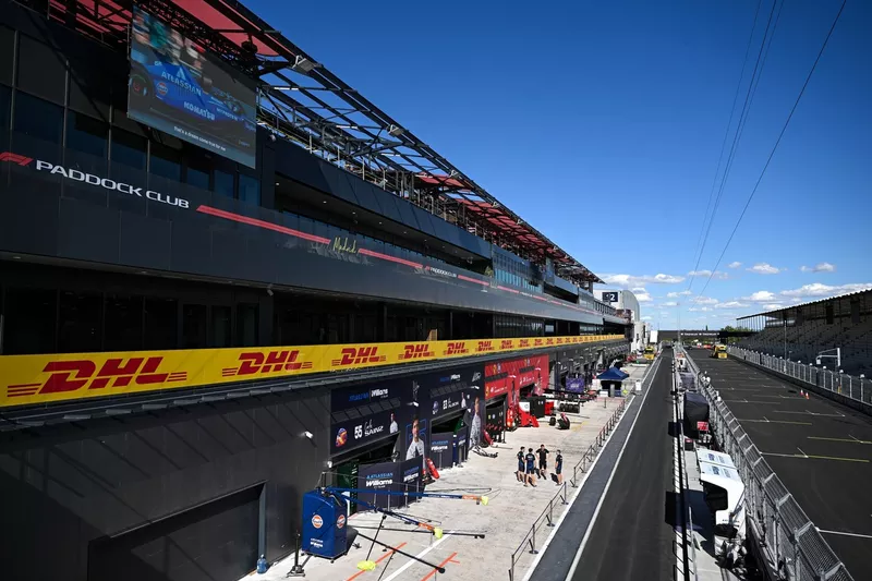 Une vue panoramique sur la voie des stands