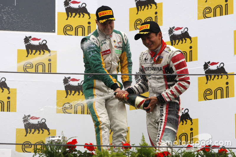 Rio Haryanto dan Valtteri Bottas merayakan di podium.