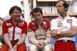 John Watson, McLaren Ford, with team boss Ron Dennis and chief designer John Barnard