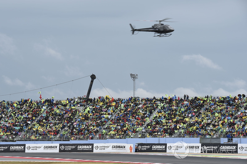 Crowds, helicopter
