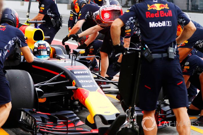 Daniel Ricciardo, Red Bull Racing RB13, practica un pitstop