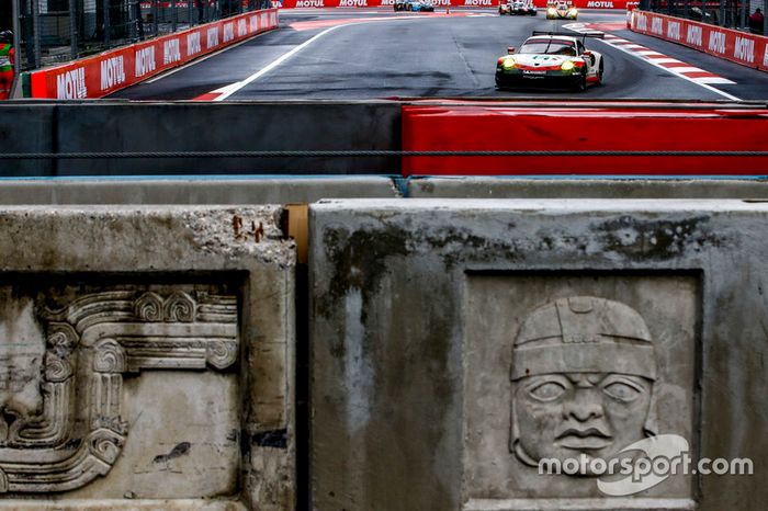 #91 Porsche Team Porsche 911 RSR: Richard Lietz, Frédéric Makowiecki