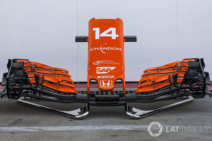Nez et aileron avant de la McLaren MCL32
