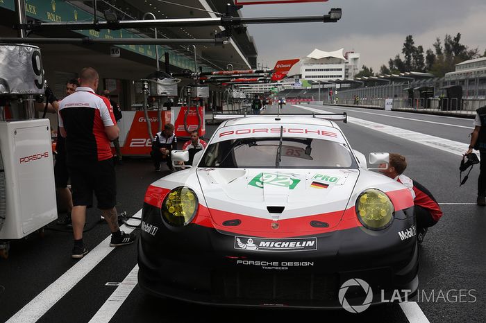 #92 Porsche Team Porsche 911 RSR