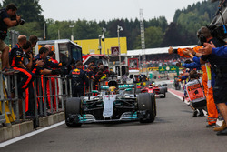 Ganador, Lewis Hamilton, Mercedes-Benz F1 W08, llega a parc ferme