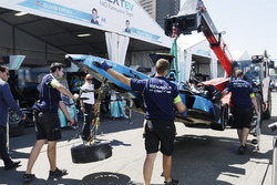 La monoposto di Sébastien Buemi, Renault e.Dams, viene riportata ai box dopo l'incidente