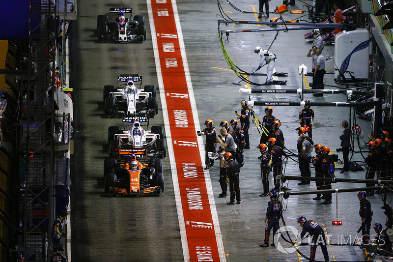 Fernando Alonso, McLaren MCL32 leads Lance Stroll, Williams FW40, Felipe Massa, Williams FW40 and Ro