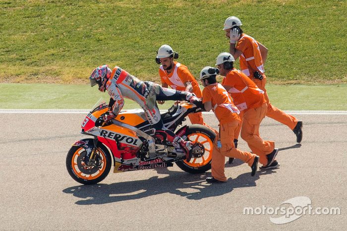 Sem saber até o hoje o que é fazer uma corrida da MotoGP em Aragón sem sair da pole, Marc Márquez teve dia difícil. O piloto caiu e foi apenas o quinto no grid, perdendo a pole no MotorLand pela primeira vez na categoria principal.