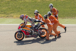 Marc Marquez, Repsol Honda Team avec des commissaires après sa chute