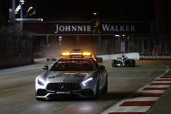 Safety-Car vor Lewis Hamilton, Mercedes AMG F1 W08
