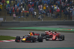Daniel Ricciardo, Red Bull Racing RB13, devant Kimi Raikkonen, Ferrari SF70H, et Sebastian Vettel, Ferrari SF70H
