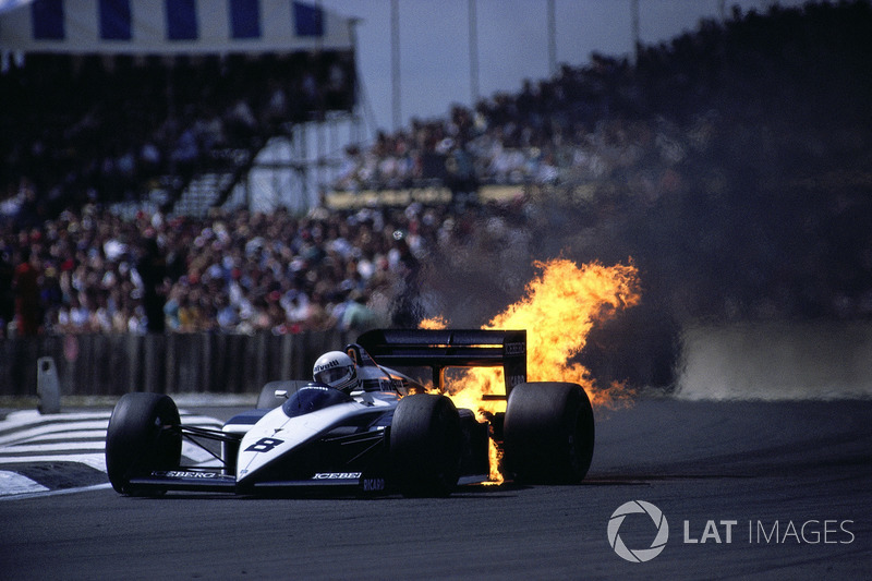 Andrea de Cesaris blaast zijn BMW motor op