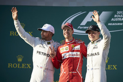 Подиум: победитель Себастьян Феттель, Ferrari, обладатель второго места Льюис Хэмилтон, Mercedes AMG F1, третье место - Валттери Боттас, Mercedes AMG F1