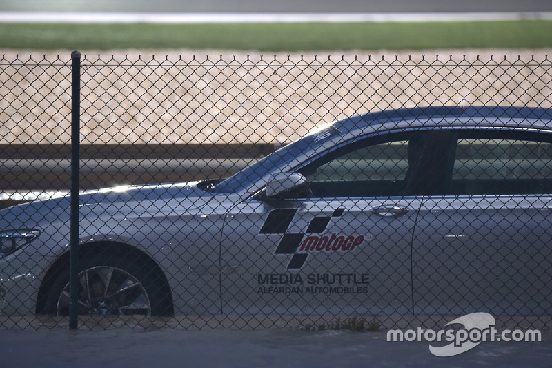 Media shuttle in the water