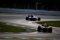 Marcus Ericsson, Sauber C36, devant Max Verstappen, Red Bull Racing RB13
