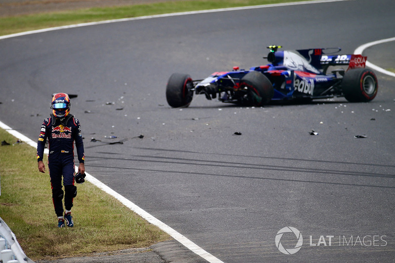 Carlos Sainz Jr., Scuderia Toro Rosso STR12 mengalami kecelakaan