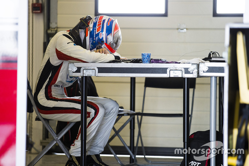 Alexander Albon in tranen na het missen van de GP3-titel