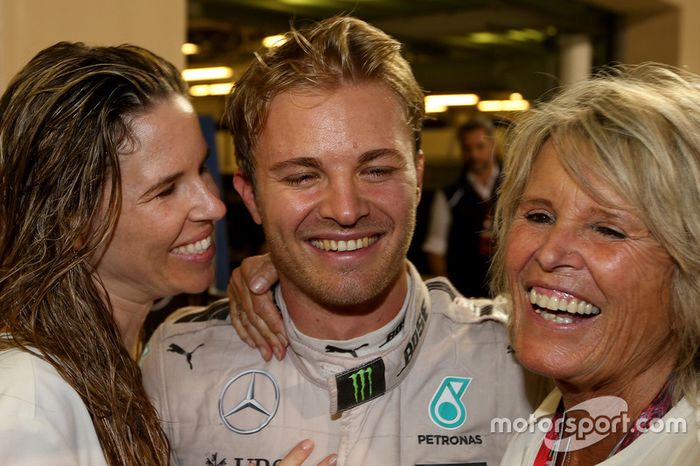 Nico Rosberg, de Mercedes AMG F1 celebra su campeonato del mundo con esposa Vivian Rosberg y madre Sina Rosberg