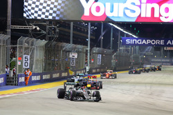 Un oficial de pista corre por el circuito frente de Nico Rosberg, Mercedes AMG F1 W07 Hybrid