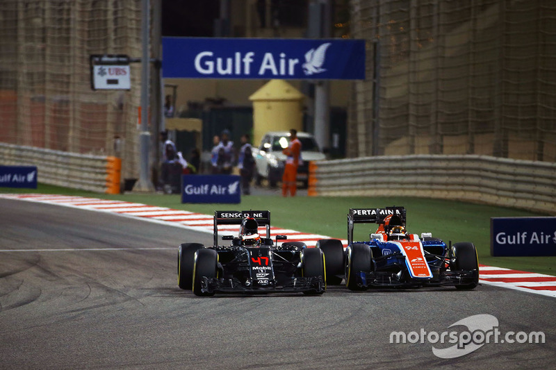 Stoffel Vandoorne, McLaren MP4-31 and Pascal Wehrlein, Manor Racing MRT05