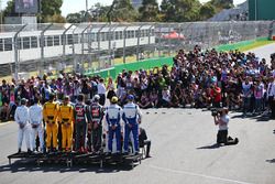 Los pilotos en la foto de grupo del inicio de la temporada 2016