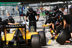 Jolyon Palmer, Renault Sport F1 Team RS16 practices a pit stop