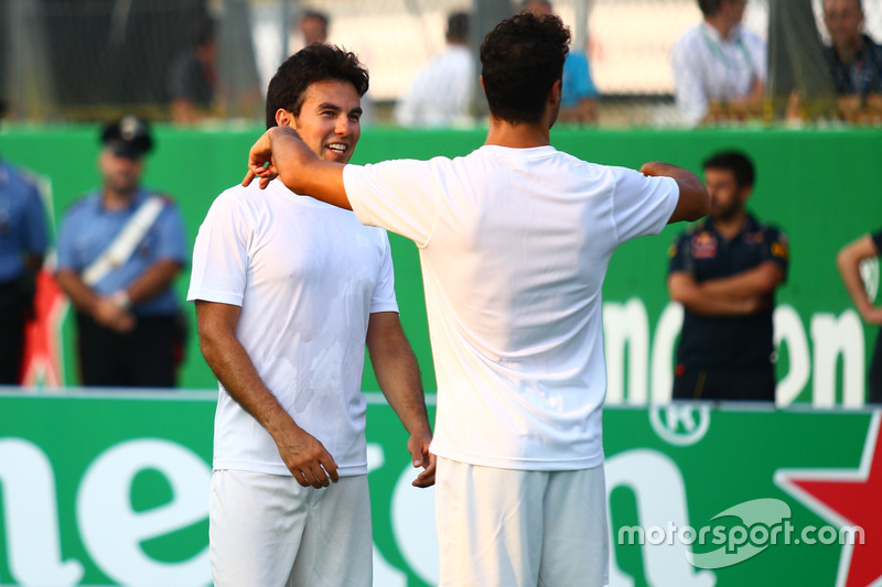 Daniel Ricciardo, Red Bull Racing y Sergio Pérez, Sahara Force India F1 en el partido a beneficio.