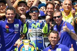 Winnaar Valentino Rossi, Yamaha Factory Racing viert feest met het team in parc ferme