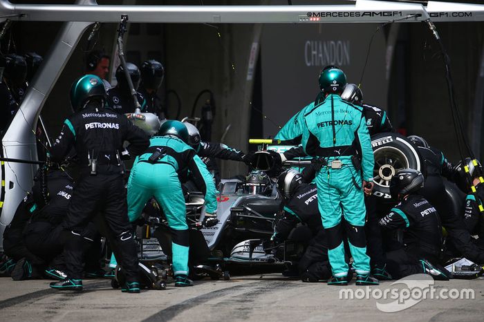 Nico Rosberg, Mercedes AMG F1 Team W07  parada en boxes