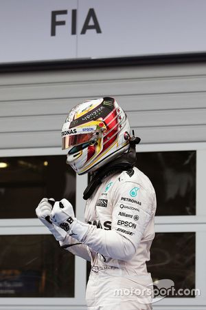 Ganador de la carrera Lewis Hamilton, híbrido de Mercedes AMG F1 W07 celebra enparc ferme