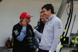 Niki Lauda, Mercedes-Aufsichtsratsvorsitzender mit Toto Wolff, Mercedes AMG F1 Anteilseigner und Ges