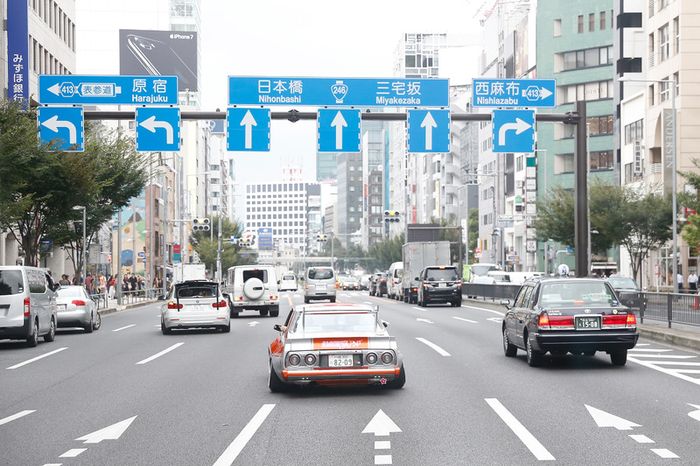 Daniel Ricciardo y Max Verstappen, Red Bull Racing conducen alrededor de Tokio en un coche de Bosozuko