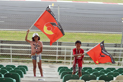 Un joven fan de Nico Rosberg Mercedes AMG F1 y Sebastian Vettel, Ferrari