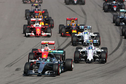 Nico Rosberg, Mercedes AMG F1 Team W07 lidera el inicio de la carrera