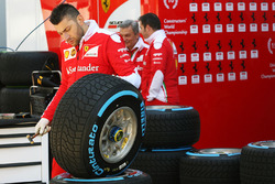 Механики Ferrari с шинами Pirelli