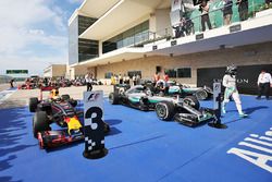 (L to R): third place Daniel Ricciardo, Red Bull Racing, race winner Lewis Hamilton, Mercedes AMG F1