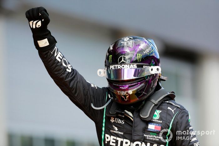 Ganador de la carrera Lewis Hamilton, Mercedes 