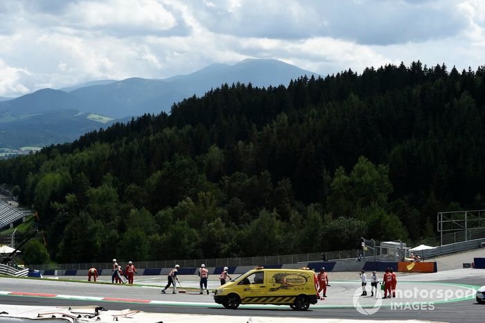 Reparando la valla después de que Johann Zarco, Avintia Racing y Franco Morbidelli, Petronas Yamaha SRT se estrellaran