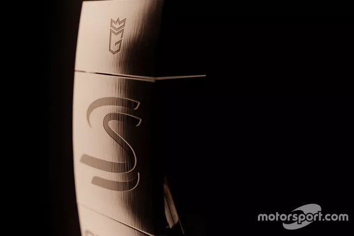 Bracelete com pedaços do pneu utilizado por Ayrton Senna no GP da Europa de 1993