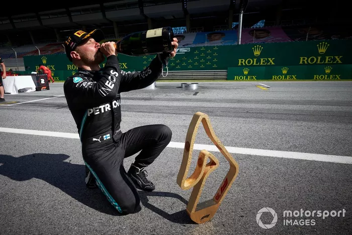 Ganado Valtteri Bottas, Mercedes AMG F1, celebra con su trofeo y champán después de la carrera