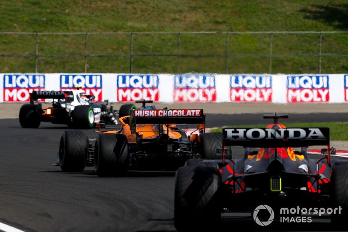 Pierre Gasly, AlphaTauri AT02, Daniel Ricciardo, McLaren MCL35M, y Max Verstappen, Red Bull Racing RB16B