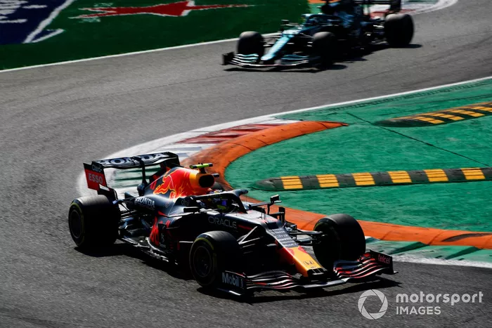 Sergio Pérez, Red Bull Racing RB16B, Lance Stroll, Aston Martin AMR21